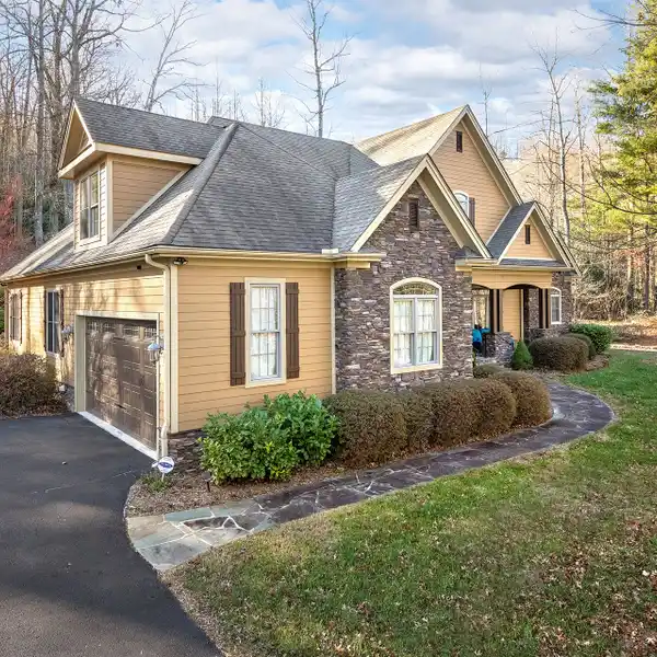 BEAUTIFUL HOME IN A SERENE NEIGHBORHOOD