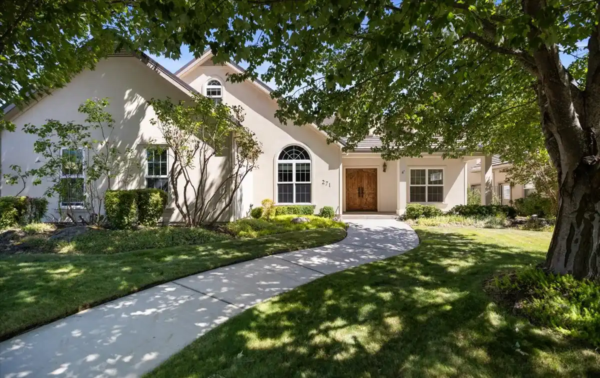 Gated Retreat on the 8th Fairway