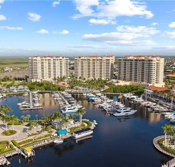 CAPE CORAL ELEGANCE: TWO BALCONIES, MARINA ACCESS