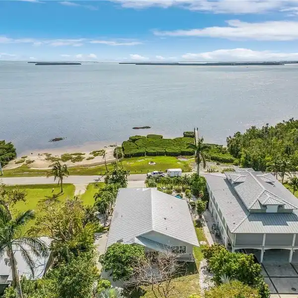 WATERFRONT RETREAT IN HISTORIC PINELAND