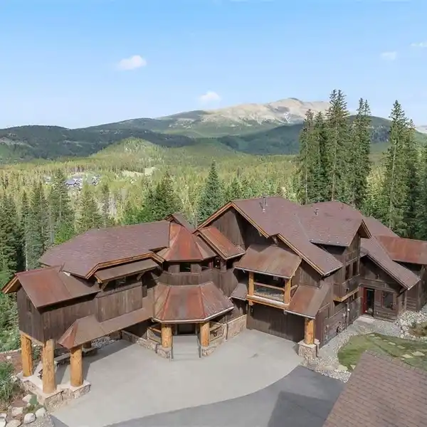 MOUNTAIN RETREAT IN EXCLUSIVE WARRIORS PRESERVE
