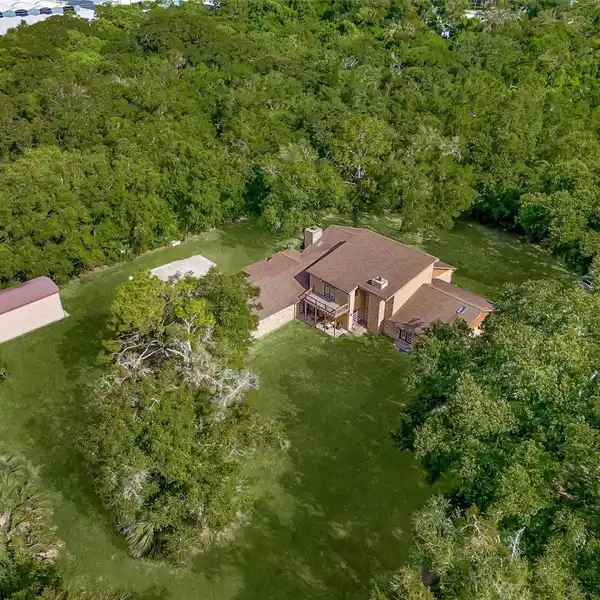 A SPACIOUS AND BEAUTIFULLY DESIGNED HOME IN A SERENE AND PICTURESQUE SETTING