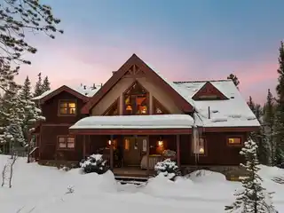 Mountain Charm and Comfort on a Spacious Private Lot