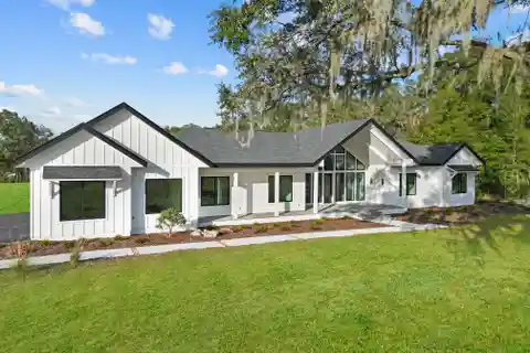 High-tech Elegance on Three Acres