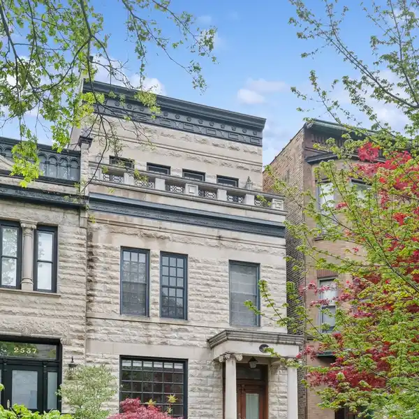 STATELY ROWHOME IN EAST LINCOLN PARK
