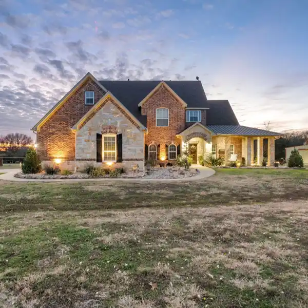 HORSE LOVER'S PARADISE ON 11 ACRES