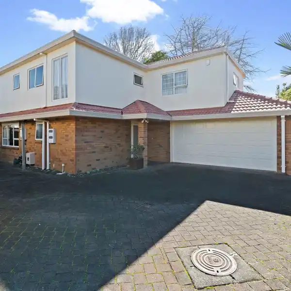 PRIVATE SANCTUARY WITH SEAMLESS GARDEN CONNECTION