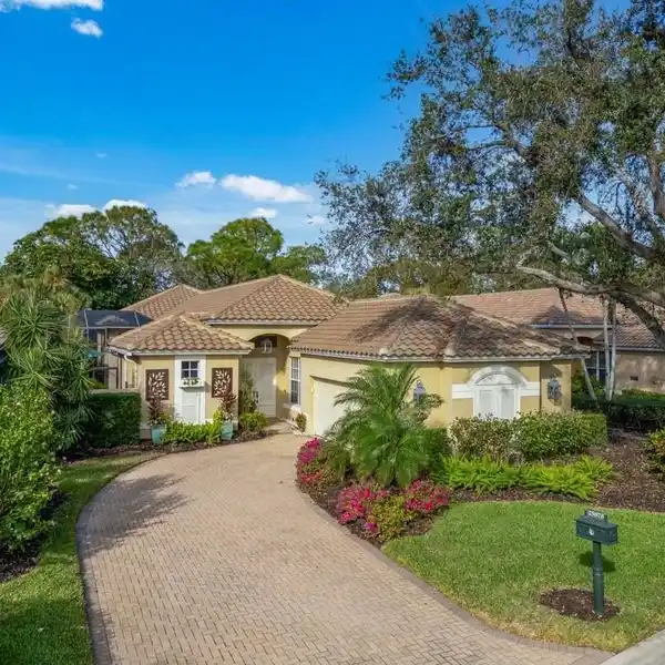 DELIGHTFUL COURTYARD HOME IN PINEWATER PLACE AT PELICAN LANDING