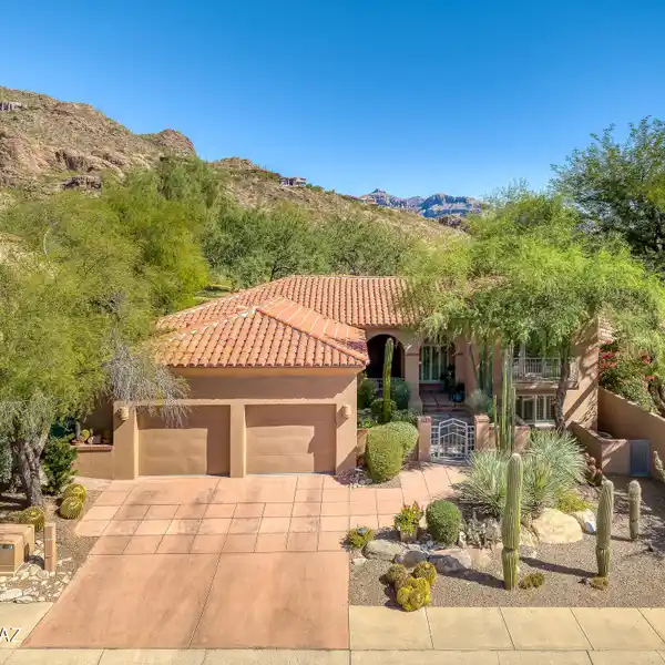 ELEGANT UPDATE GOLF COURSE HOME