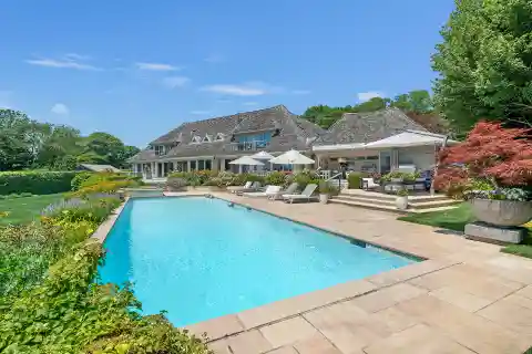 Custom-Built Modern Estate with Panoramic Views