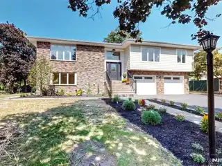 Modern Comfort Meets Timeless Architectural Grace