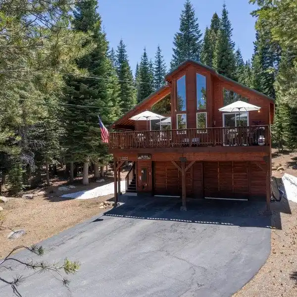 LIGHT-FILLED MODERN CABIN IN TRUCKEE