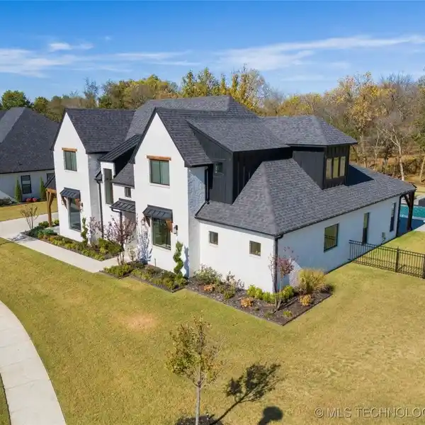 IMMACULATE FIVE BEDROOM LUXURY HOME