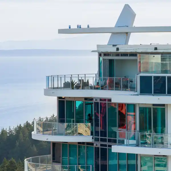 THE  PINNACLE OF SEASIDE URBAN LIVING