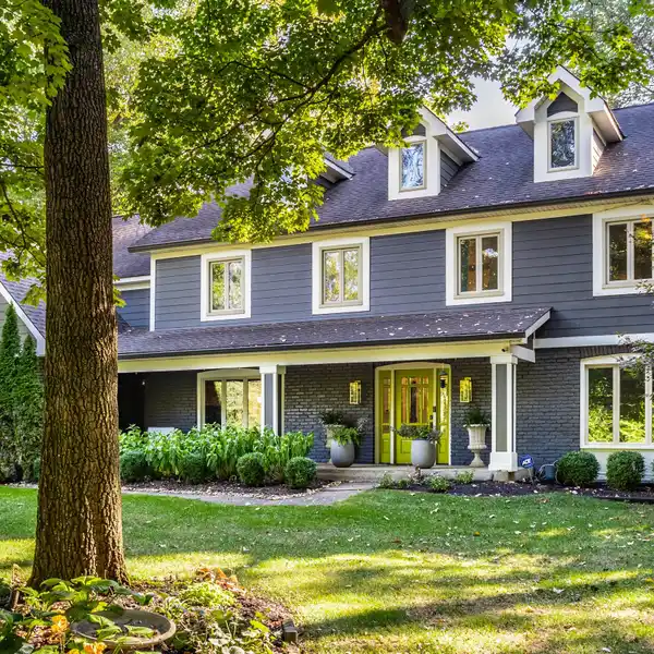 DISTINGUISHED RESIDENCE OFFERS THE BEST OF BOTH WORLDS