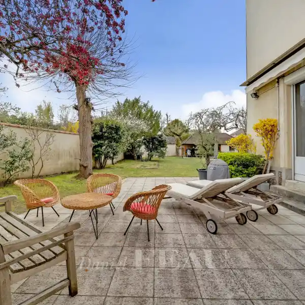 SPACIOUS HOME ON BEAUTIFUL GROUNDS IN IDEAL QUIET LOCATION