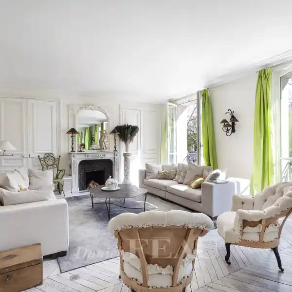 LOVELY APARTMENT IN A BEAUTIFUL HAUSSMANN BUILDING