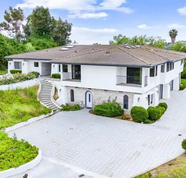 AN EXTRAORDINARY LIFESTYLE IN PRESTIGIOUS ROLLING HILLS