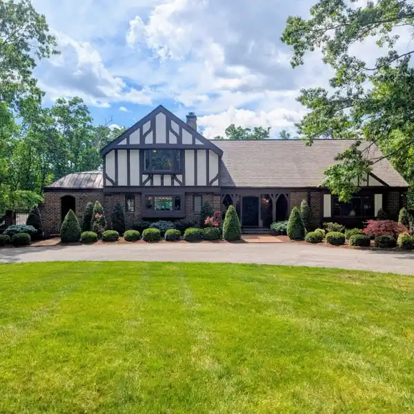 DESIGNER RENOVATION ON OVER AN ACRE OASIS