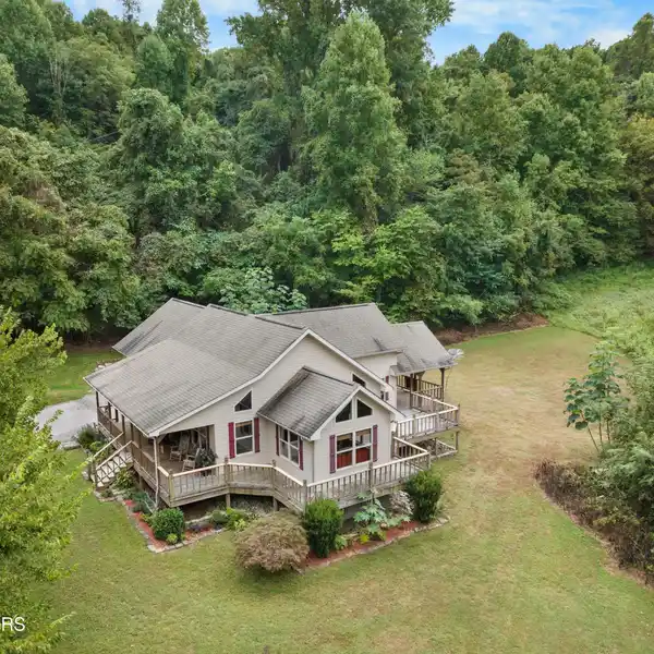 ULTIMATE LAKEFRONT RETREAT