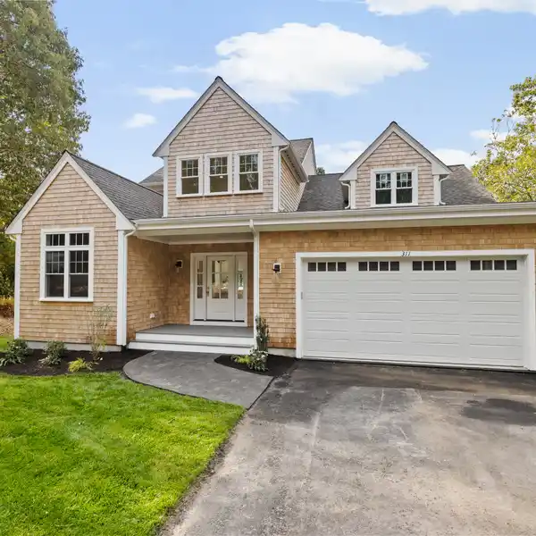 BRAND-NEW MODIFIED CAPE WITH LIMITED VIEWS OF FOLLINS POND