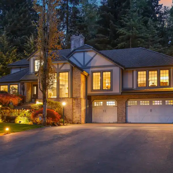 PRIVATE GATED ESTATE WITH DESIGNER TOUCHES