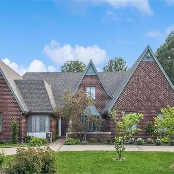 LOVELY HOME STEPS FROM FRANKLIN PARK