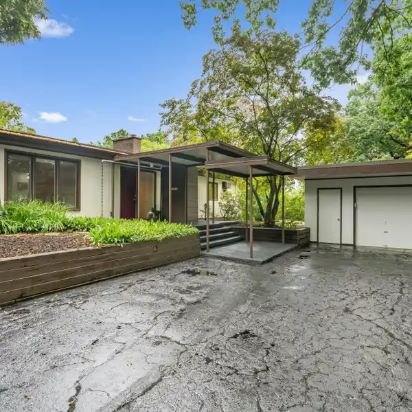 STYLISH MID CENTURY MODERN RETREAT
