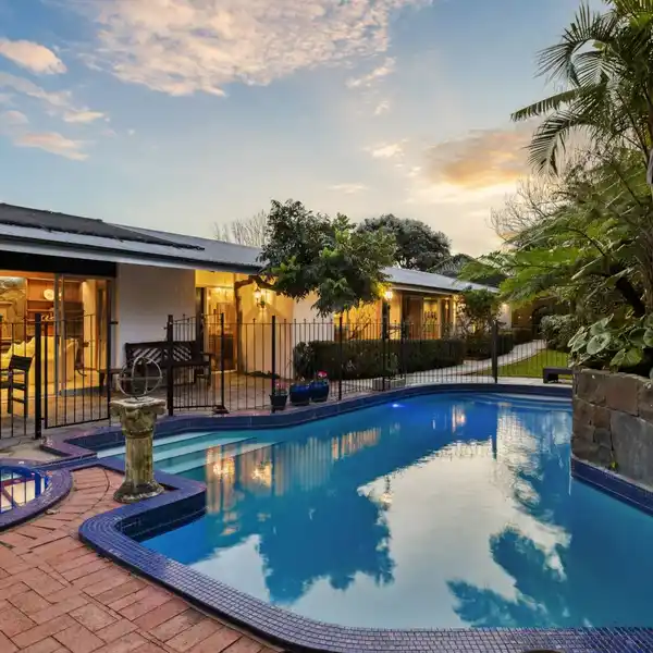 MID-CENTURY CLASSIC ON A DESIRABLE CUL-DE-SAC