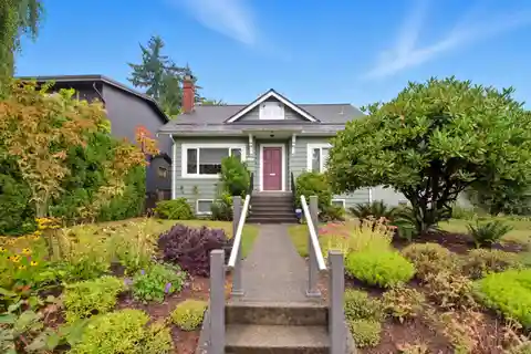 Unbeatable Location Across from Balaclava Park