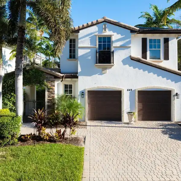 UPDATED POOL HOME IN EVERGRENE