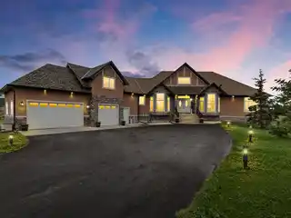 Luxury Country Living 10 Minutes from Calgary