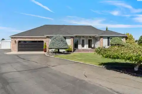 Private Five-Acre Retreat Minutes to Town