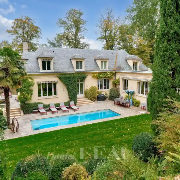 PRESTIGIOUS ESTATE WITH SPA, CINEMA, AND LUSH GROUNDS