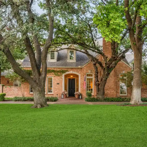 SINGLE-STORY GEM IN ONE OF PRESTON HOLLOW'S DESIRED STREETS