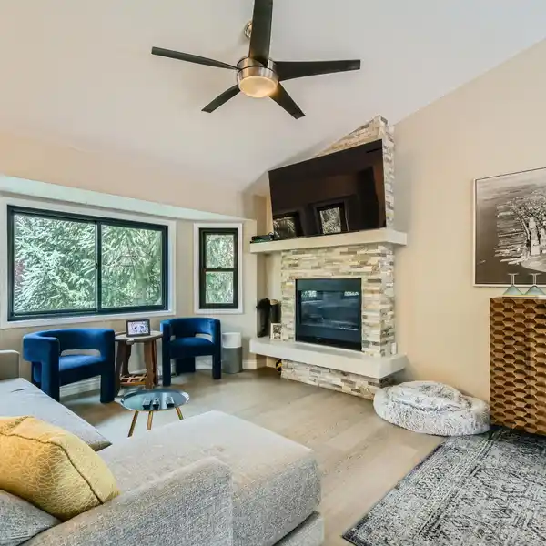 BEAUTIFULLY REMODELED HOME IN SOUGHT-AFTER OLD EDWARDS ESTATES