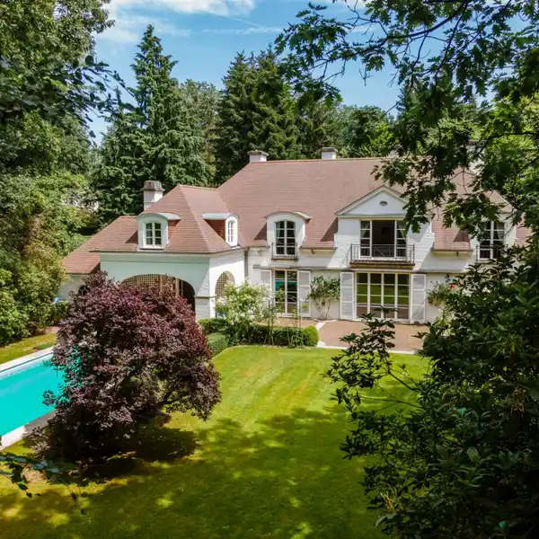 ELEGANT CLASSIC VILLA IN IDEAL LOCATION