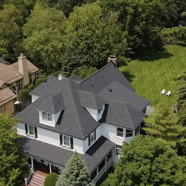 ARCHITECTURAL GEM WITH LUSH OUTDOOR LIVING