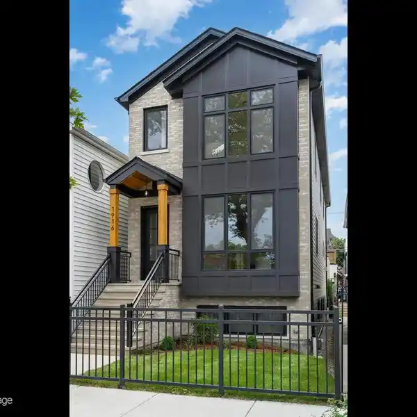 CHEF’S KITCHEN & OPEN LIVING AREAS IN BUCKTOWN GEM