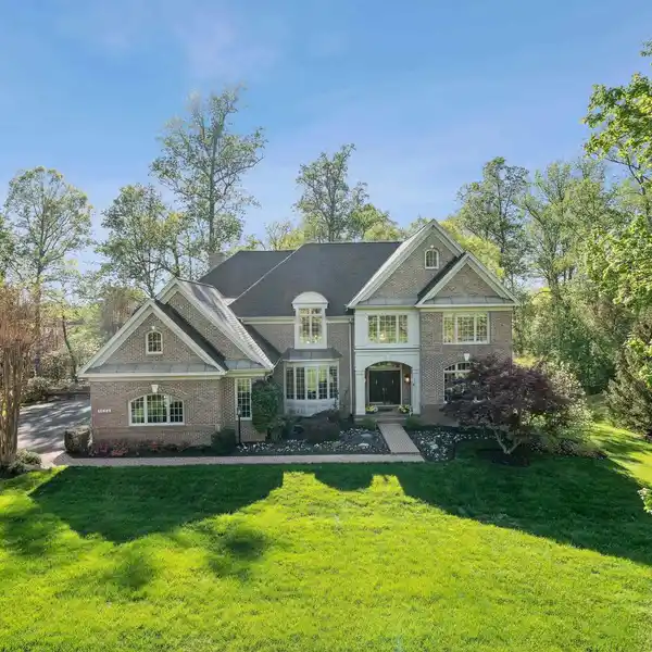 EXPANSIVE ENTERTAINER’S DREAM WITH CHEF’S KITCHEN
