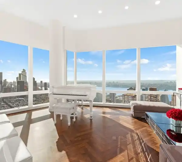CUSTOM ITALIAN DESIGN AND ICONIC VIEWS AT THE MANDARIN ORIENTAL