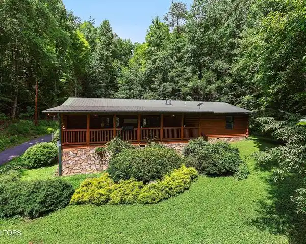 PRIVATE ONE-LEVEL CABIN NEAR DOWNTOWN