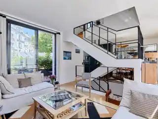 Beautifully Appointed Contemporary Property