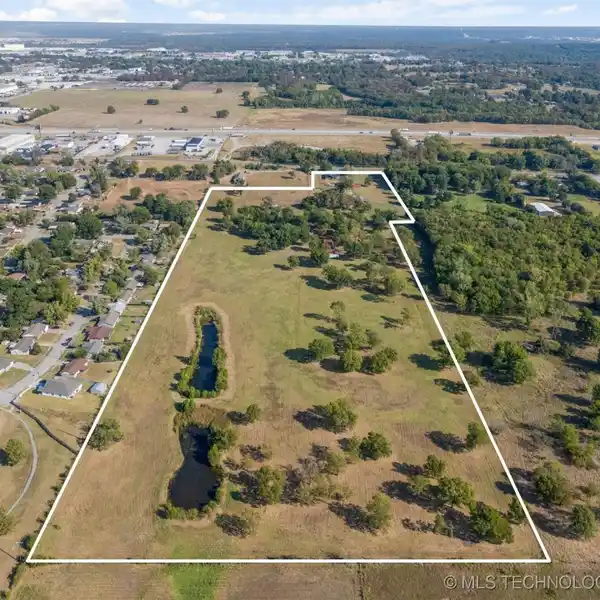 EXPANSIVE 28-ACRE PROPERTY