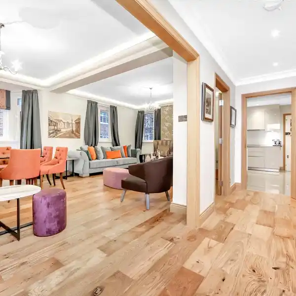 BRIGHT AND SPACIOUS NEWLY REFURBISHED APARTMENT