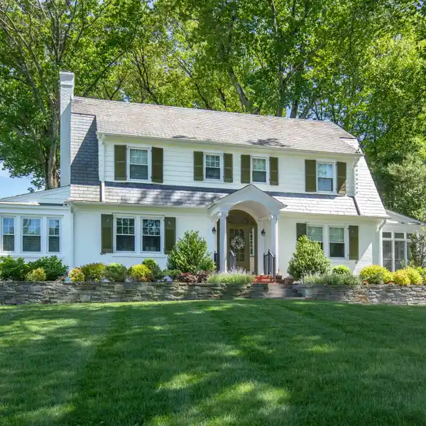 VINTAGE CHARM MEETS LAKESIDE COUNTRY CLUB VIEWS