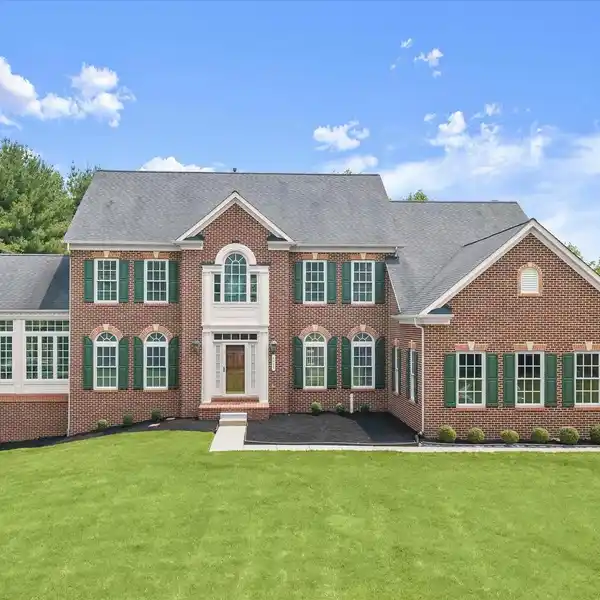 EXQUISITE COLONIAL IN PRESTIGIOUS HALL SHOP MANOR