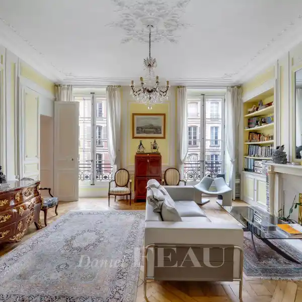 BRIGHT DUPLEX FEATURING PERIOD DETAILS AND FIREPLACES