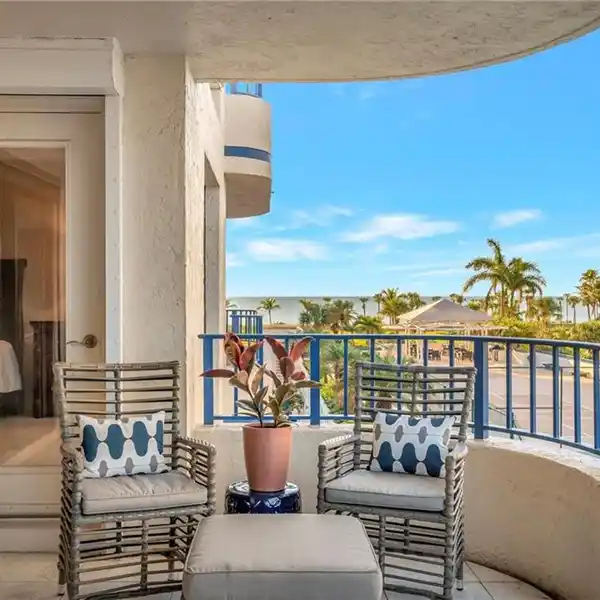 BEAUTIFUL HOME IN SOLAMAR IN THE HEART OF PARK SHORE