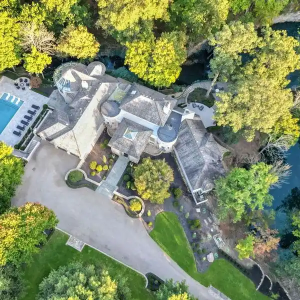 ICONIC GATED ESTATE